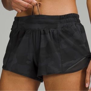Lululemon hotty hot low rise lined short 2.5